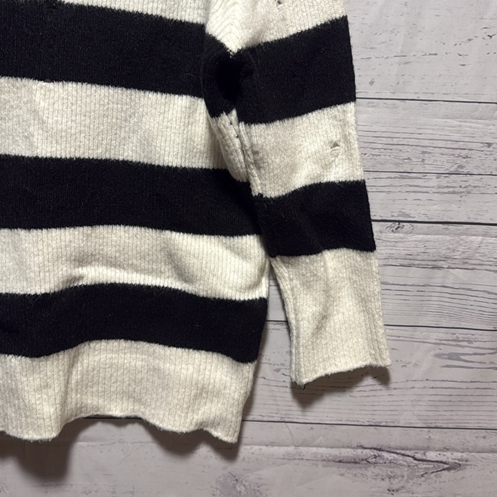 Sweater - Picture 2 of 5